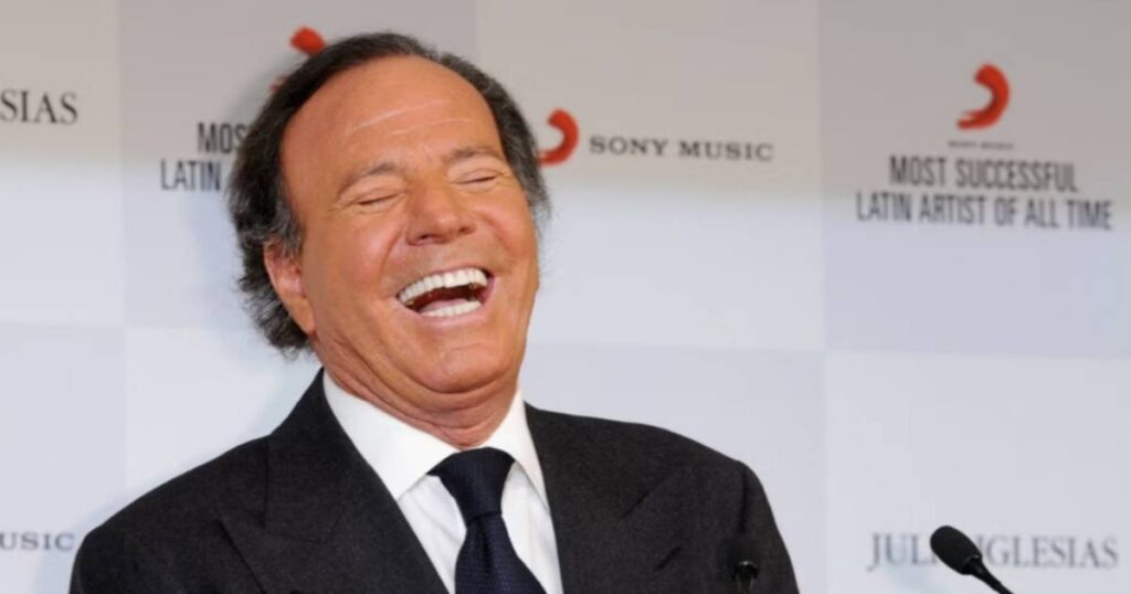 Julio Iglesias sonriendo en un acto de Sony Music, en la nota sobre Julio Iglesias investigado en España