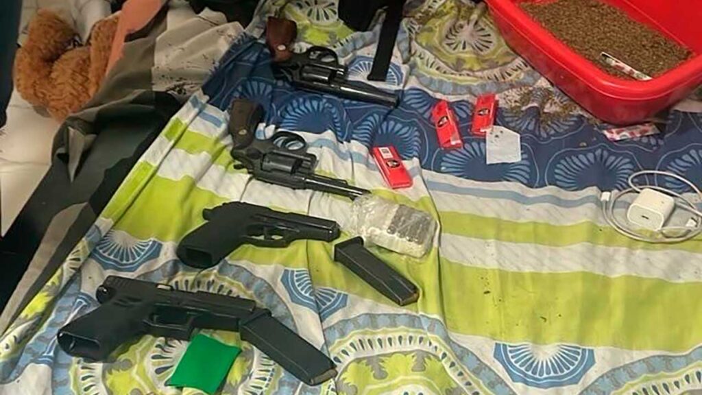Capturan a alias Julito: las cuatro armas de fuego incautadas en el operativo contra Los del Sur en Floridablanca, Santander