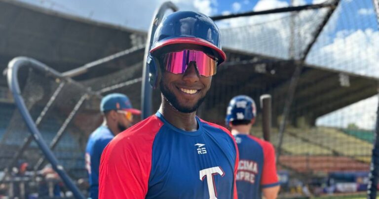 Jurickson Profar con el uniforme de práctica de Tiburones de La Guaira en el Estadio Universitario