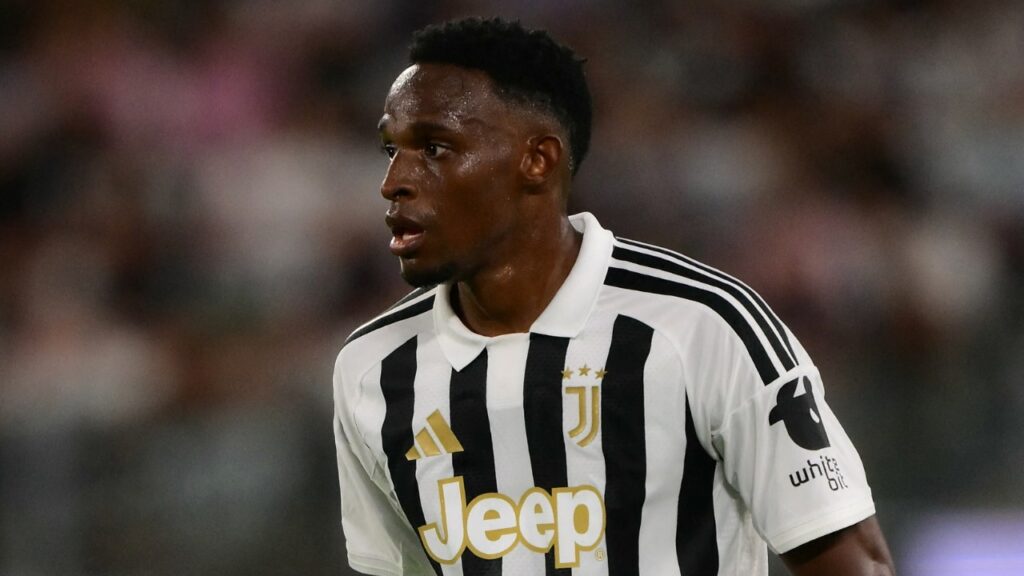 Jhon Lucumí con la camiseta de la Juventus durante un partido de la Serie A, en la crónica del Juventus 0-3 Lazio