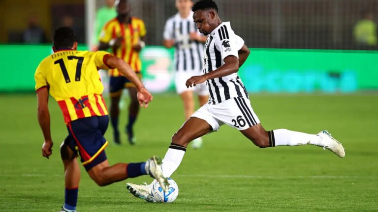 Juventus vence al Lecce: Juan David Cabal disputa el balón con la camiseta de la Juventus en el Via del Mare