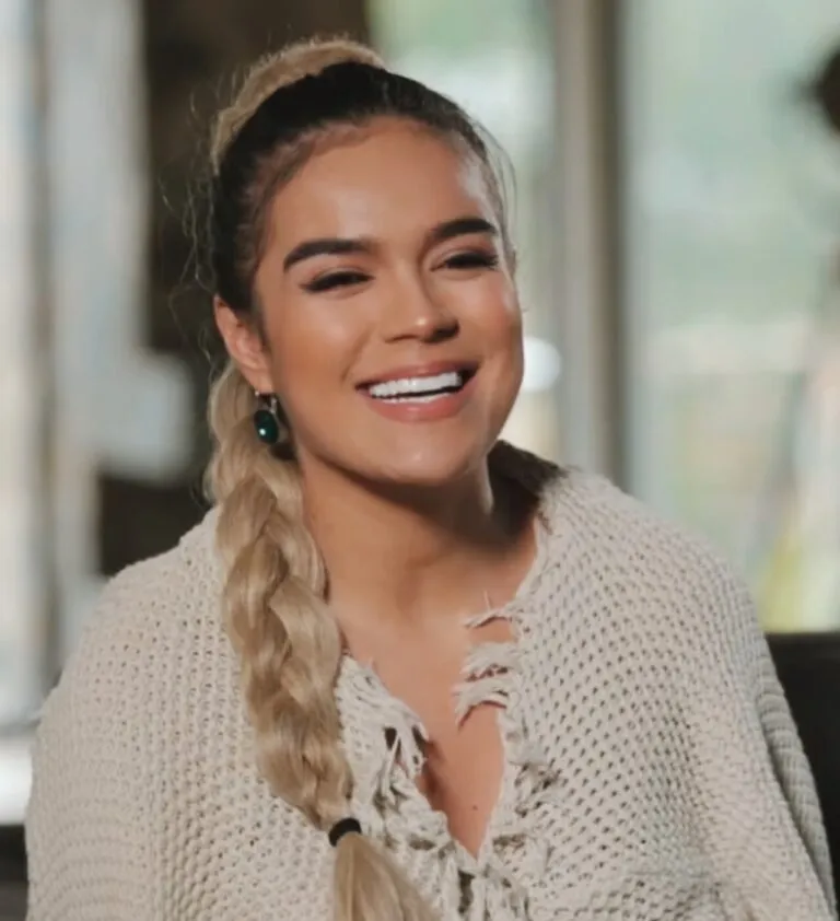 Karol G Latin Airplay: la cantante colombiana sonríe en una entrevista