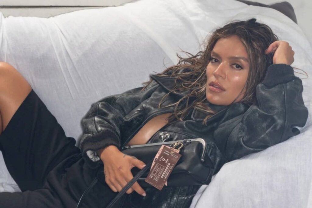 Karol G Salma Hayek: la cantante colombiana durante la sesión de fotos de Interview Magazine en Nueva York