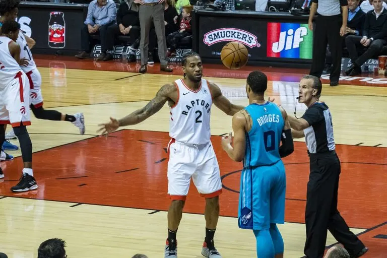 Kawhi Leonard con el uniforme de los Toronto Raptors durante un partido de la NBA