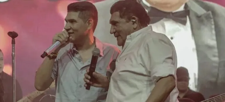 Kbeto Zuleta operado de la pierna derecha: el cantante vallenato canta junto a su padre, Poncho Zuleta, durante un concierto