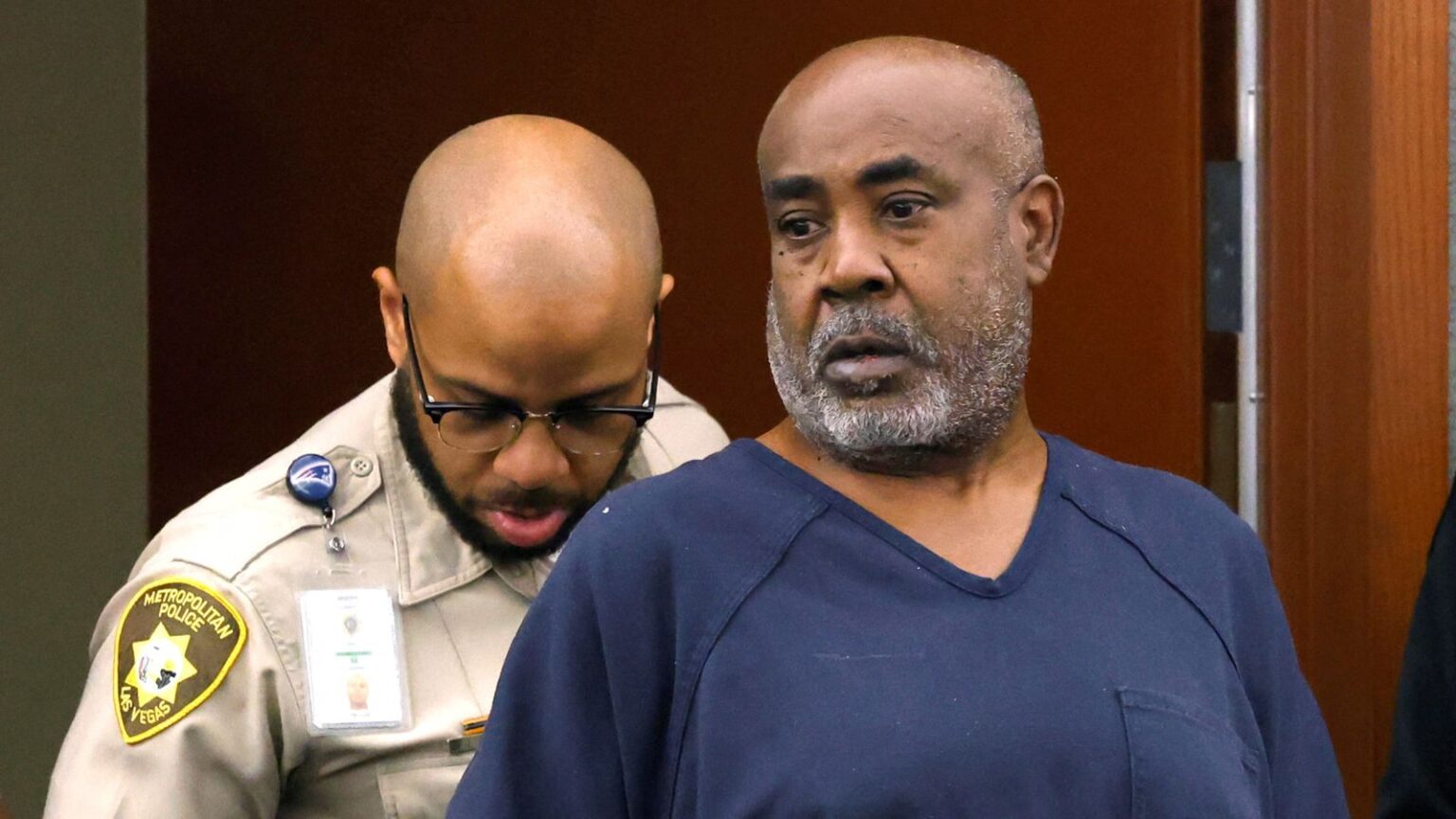 Duane «Keffe D» Davis, condenado por el asesinato de Tupac Shakur, escoltado por un oficial de la Policía Metropolitana en un tribunal de Las Vegas