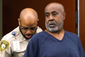 Duane «Keffe D» Davis, condenado por el asesinato de Tupac Shakur, escoltado por un oficial de la Policía Metropolitana en un tribunal de Las Vegas