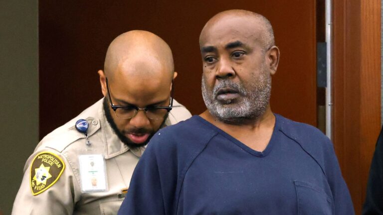 Duane «Keffe D» Davis, condenado por el asesinato de Tupac Shakur, escoltado por un oficial de la Policía Metropolitana en un tribunal de Las Vegas