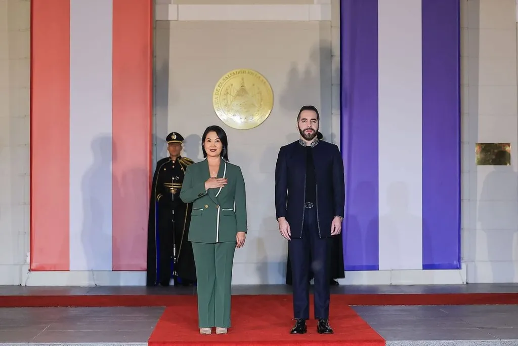 megacárceles en Perú: Keiko Fujimori junto a Nayib Bukele en Casa Presidencial durante su visita oficial a El Salvador