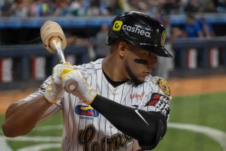 Kenedy Corona, jardinero de los Leones del Caracas, se prepara para batear en la LVBP
