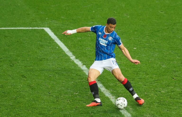 Kevin Kelsy doblete Rangers: el delantero venezolano en acción con el Rangers ante el St. Johnstone en Ibrox Stadium