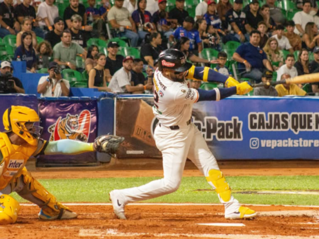 Keyber Rodríguez conectando uno de sus dos jonrones en la victoria 7-1 de Tigres de Aragua sobre Leones del Caracas