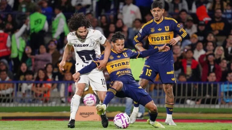 Keylor Navas brilla en empate de Pumas: César Huerta, de blanco, disputa el balón con dos jugadores de Tigres en el Estadio Olímpico Universitario