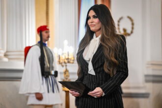 Kimberly Guilfoyle en Atenas durante su etapa como embajadora de Estados Unidos en Grecia, cargo al que la Casa Blanca le pidió renunciar