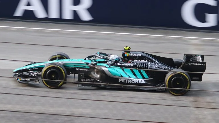 Kimi Antonelli gana el GP de Estados Unidos: el Mercedes del piloto italiano en acción en pista