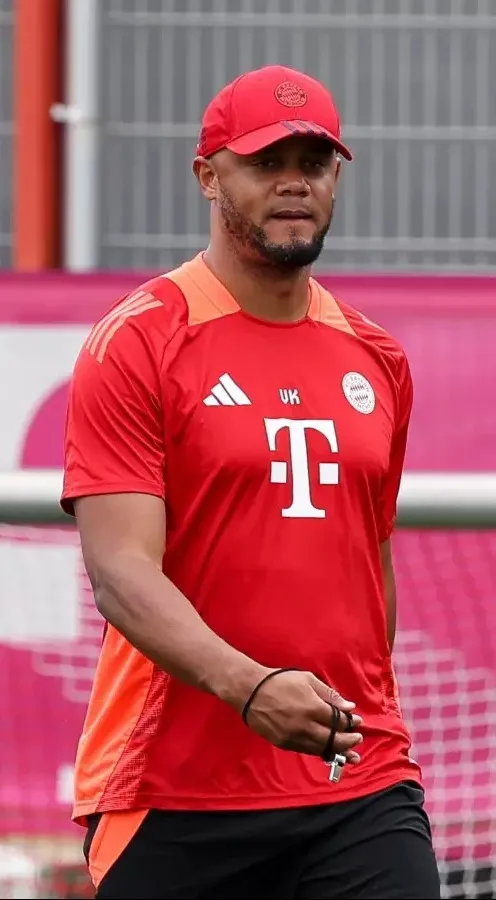 Kompany sale del hospital: Vincent Kompany con la ropa de entrenamiento del Bayern Múnich
