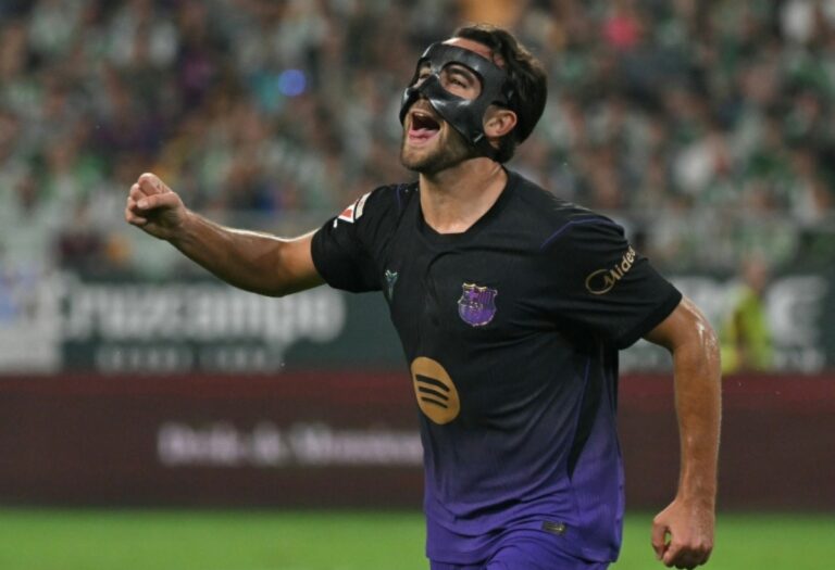 Eric García, una de las bajas del Barcelona, celebra con la camiseta azulgrana y una máscara protectora