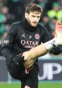 Kvaratskhelia operado de la rodilla: el extremo georgiano del Paris Saint-Germain calienta con el uniforme del PSG antes de un partido
