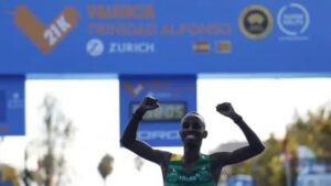 Kwizera récord de España en Valencia: Rodrigue Kwizera cruza la meta del Medio Maratón de Valencia 2026 con los puños en alto