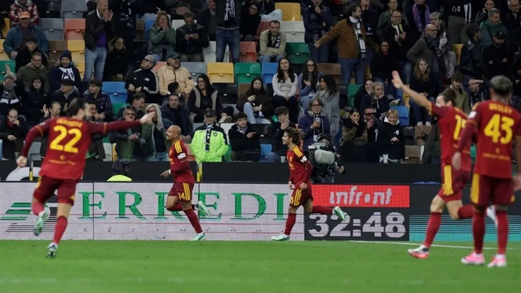 Jugadores de la Roma celebran un gol en Udine en la crónica La Roma golea al Udinese por 2-5 en la Serie A