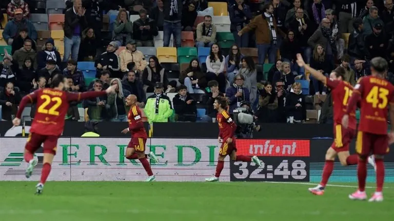 Jugadores de la Roma celebran un gol en Udine en la crónica La Roma golea al Udinese por 2-5 en la Serie A