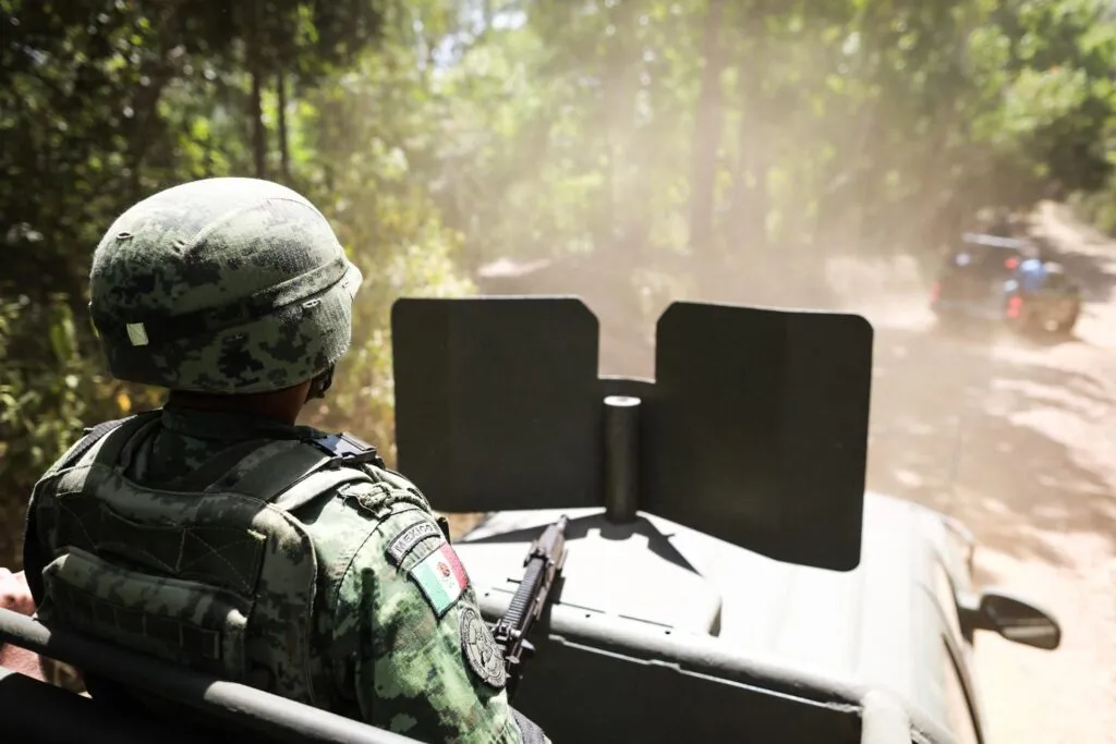 Laboratorios de metanfetamina en Durango: un militar mexicano patrulla en un vehículo blindado por un camino de sierra durante un operativo federal (imagen de archivo)