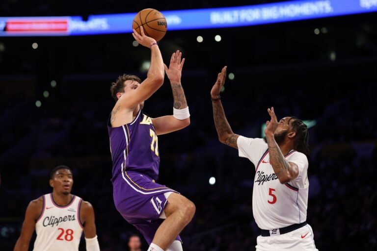 Lakers vencen 125-117 a los Clippers: Luka Doncic lanza a canasta sobre Derrick Jones Jr. en el derbi angelino del Crypto.com Arena