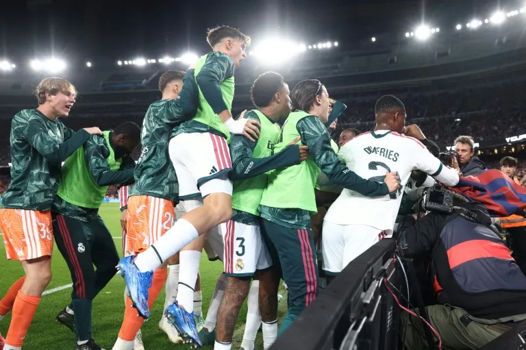 Violencia en el Clásico: los jugadores del Real Madrid celebran el gol de la victoria ante el Barcelona en el Camp Nou