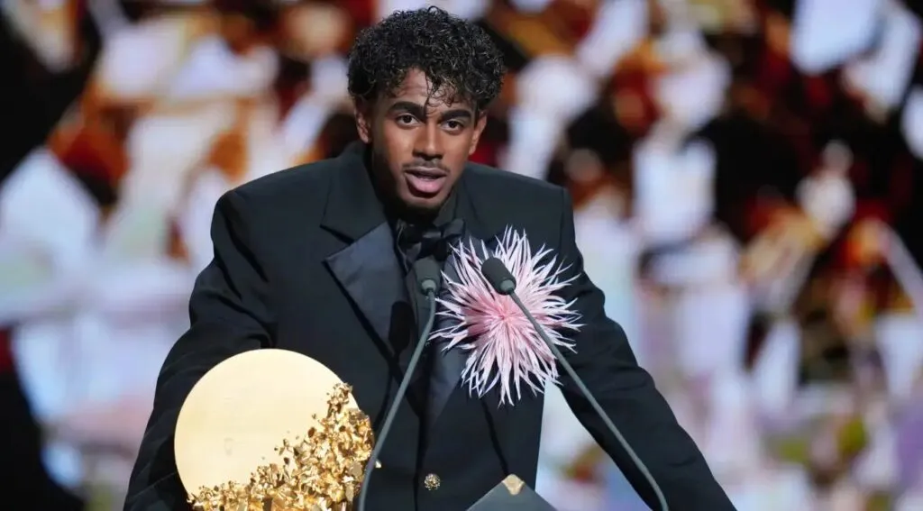 Lamine Yamal con el Trofeo Kopa en la gala del Balón de Oro 2026, el premio al mejor jugador joven que gana por tercer año seguido