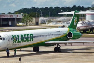 Vuelos Caracas Aruba: avión de Laser Airlines en la pista de un aeropuerto antes de despegar