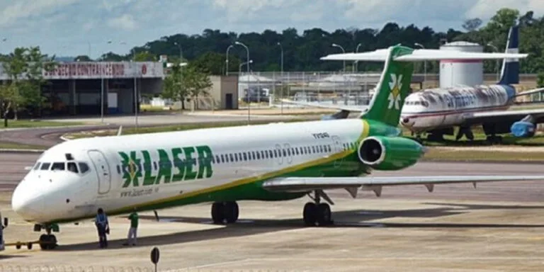 Vuelos Caracas Aruba: avión de Laser Airlines en la pista de un aeropuerto antes de despegar