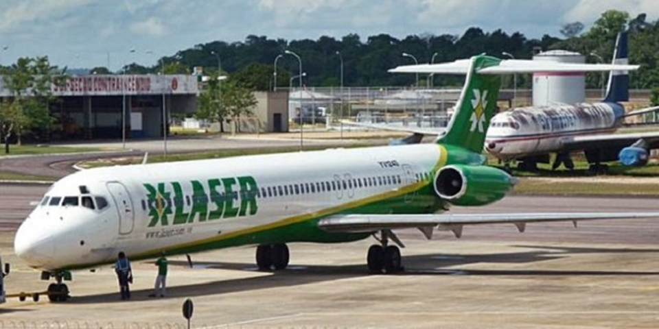 Vuelos Caracas Aruba: avión de Laser Airlines en la pista de un aeropuerto antes de despegar