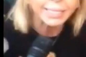 Laura Bozzo hospitalizada: la presentadora peruana con el micrófono de su programa Laura