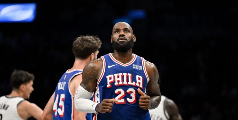LeBron James con el uniforme de los Philadelphia 76ers durante su debut en la pretemporada de la NBA