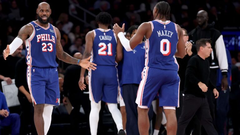 LeBron James con los 76ers celebra junto a Joel Embiid y Tyrese Maxey con el uniforme de Filadelfia