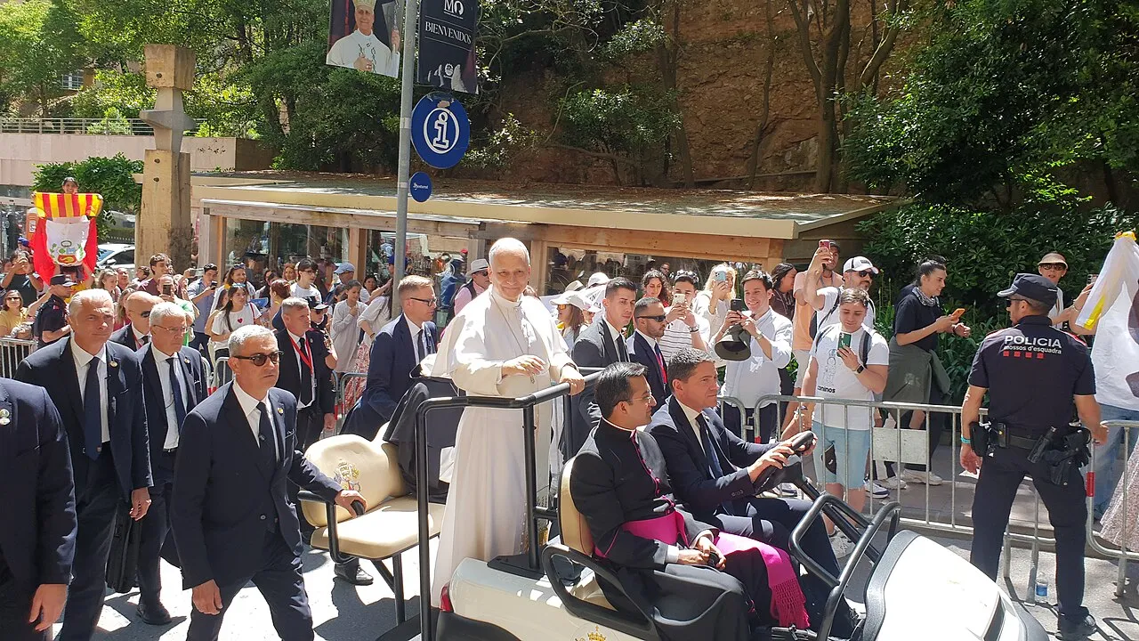 Ninguna guerra es santa: el papa León XIV saluda a los fieles durante su visita a Montserrat (foto de archivo)