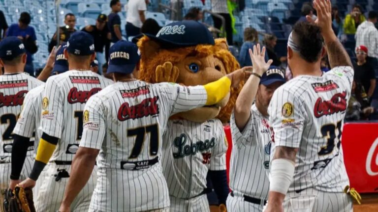 Jugadores de los Leones del Caracas celebran en el juego en el que vencieron 8-4 a Caribes en Puerto La Cruz