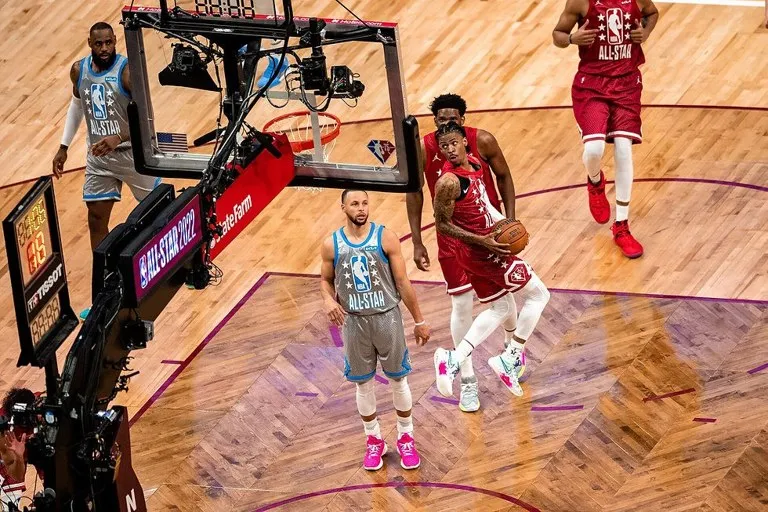 Ja Morant en acción con el balón, protagonista de la lesión de Ja Morant que lo deja cuatro semanas de baja en Portland