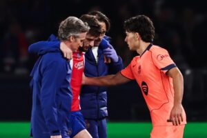 La lesión de Kvaratskhelia: el extremo del PSG sale ayudado por los médicos tras dañarse la rodilla derecha contra el Barcelona