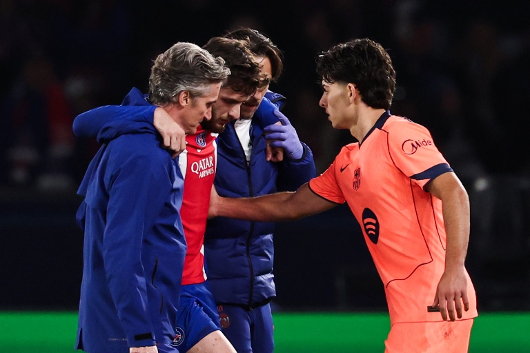 La lesión de Kvaratskhelia: el extremo del PSG sale ayudado por los médicos tras dañarse la rodilla derecha contra el Barcelona