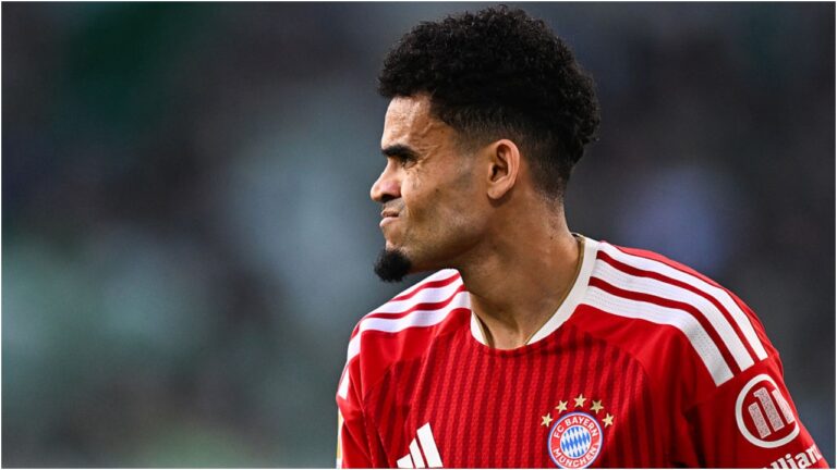 Luis Díaz con la camiseta del Bayern Múnich durante un partido, tras confirmarse su lesión muscular