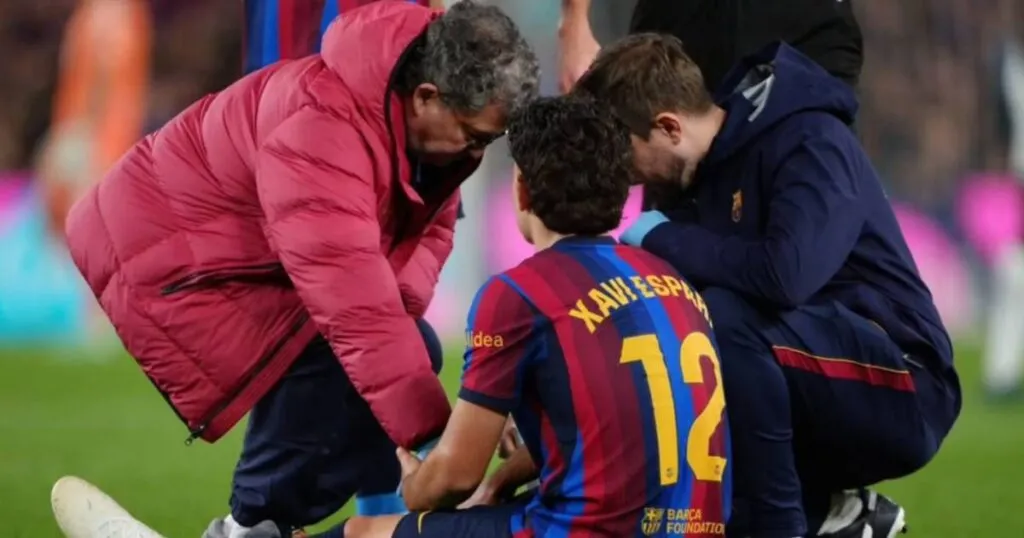 Lesión de Xavi Espart: el defensor del Barcelona, con el dorsal 12, atendido por los médicos tras dañarse el tobillo derecho