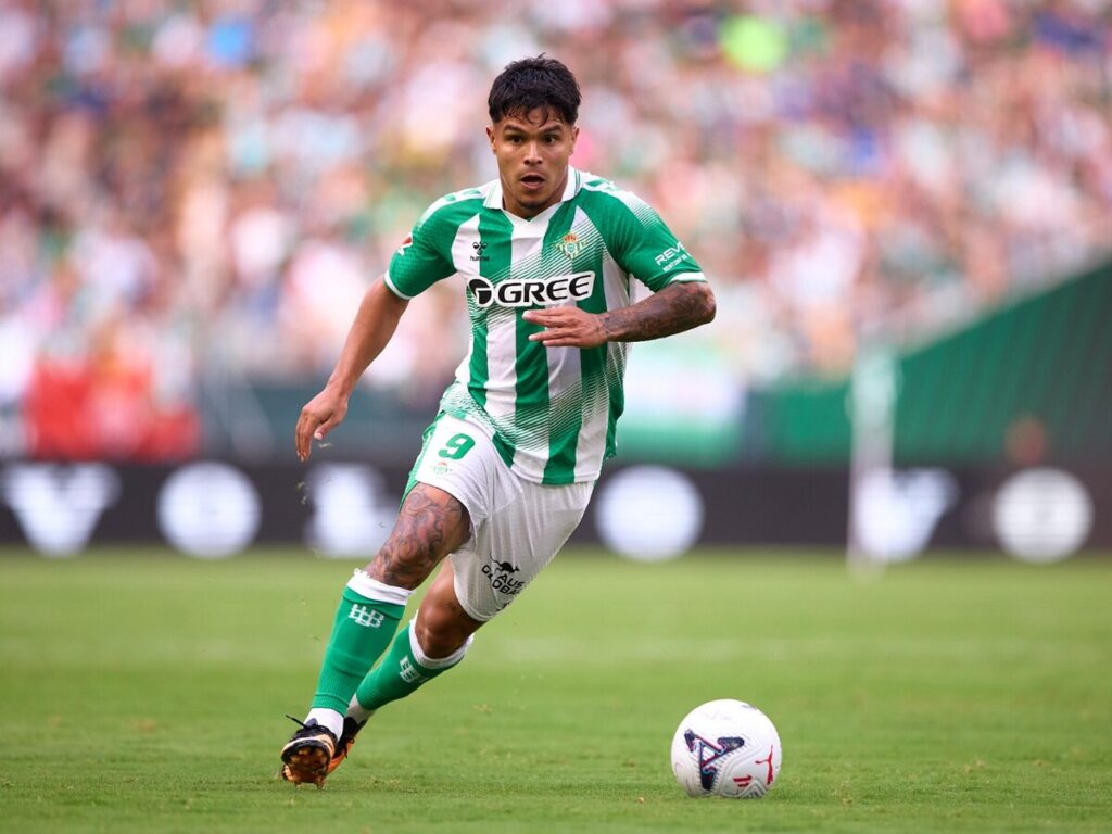 Lesión del Cucho Hernández: el delantero colombiano del Real Betis, con el número 9, conduce el balón durante un partido