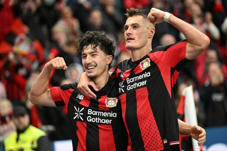 Leverkusen 2-1 Friburgo: Ibrahim Maza y Patrik Schick celebran un gol del Bayer Leverkusen en el BayArena