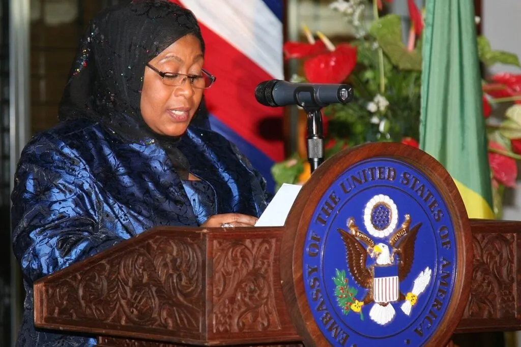 Leyes antiterroristas en Tanzania: la presidenta Samia Suluhu Hassan en un atril durante un acto oficial