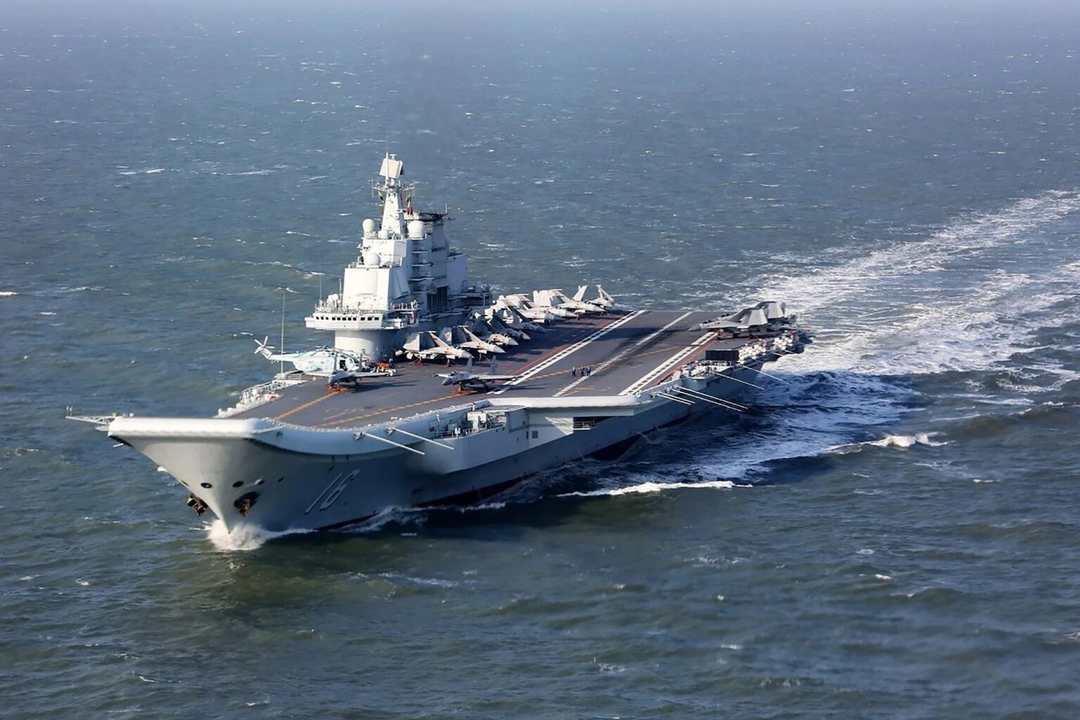 China despliega el portaaviones Liaoning para nuevas maniobras militares en el Pacífico occidental El portaaviones Liaoning de la Armada china navegando con cazas en cubierta durante maniobras