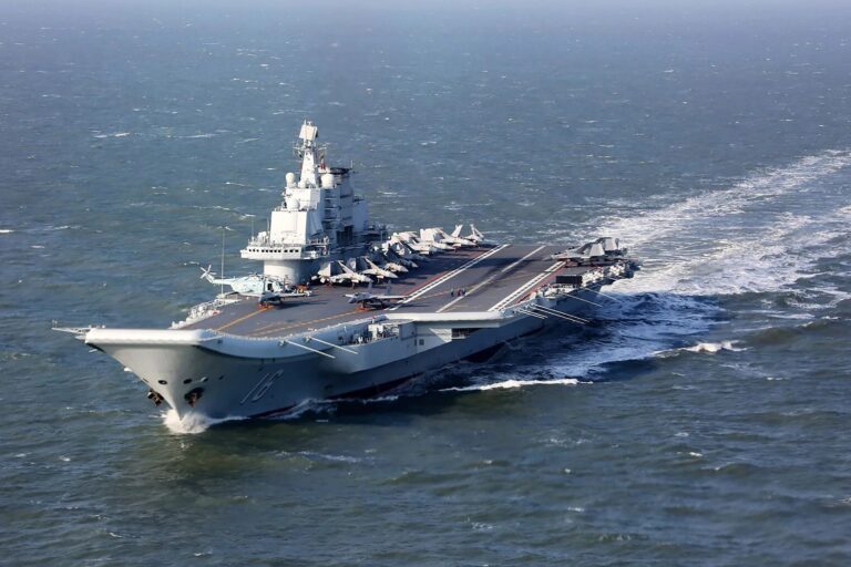 El portaaviones Liaoning de la Armada china navegando con cazas en cubierta durante maniobras