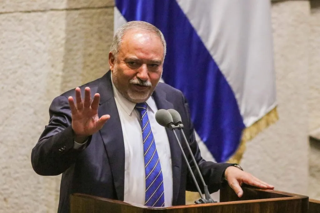Investigar a Netanyahu por traición: Avigdor Liberman habla en un atril con la bandera de Israel detrás