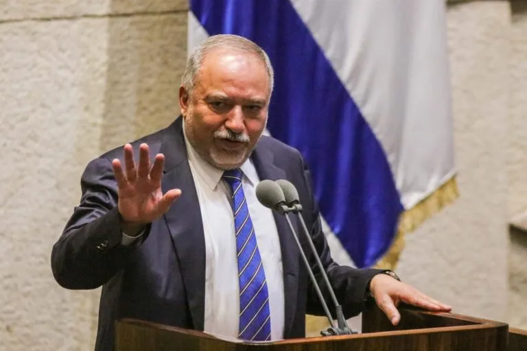Investigar a Netanyahu por traición: Avigdor Liberman habla en un atril con la bandera de Israel detrás