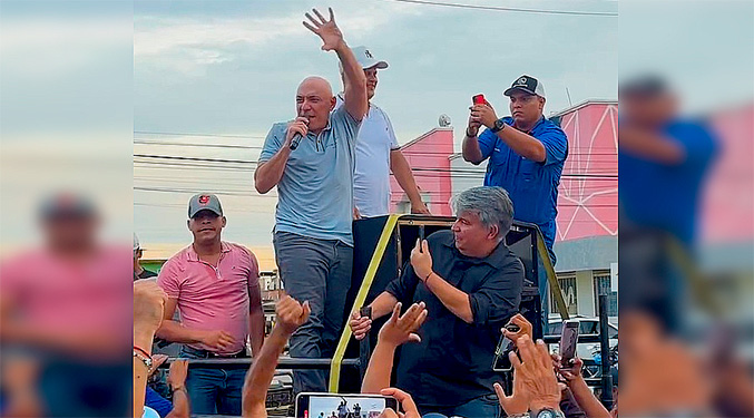 Nabil Maalouf saluda a sus simpatizantes con un micrófono tras recibir la libertad plena de Nabil Maalouf en Cabimas, Zulia